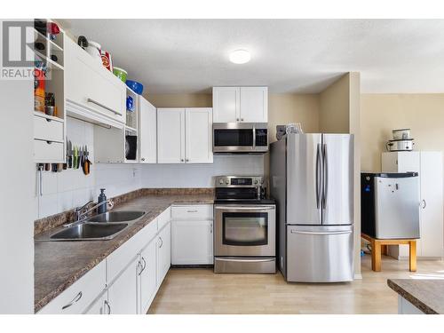 80-800 Valhalla Drive, Kamloops, BC - Indoor Photo Showing Kitchen With Double Sink