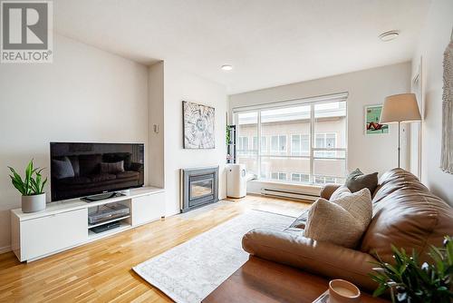 408 335 Carnarvon Street, New Westminster, BC - Indoor Photo Showing Living Room With Fireplace