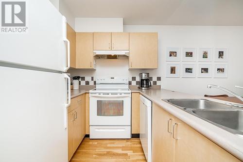 408 335 Carnarvon Street, New Westminster, BC - Indoor Photo Showing Kitchen With Double Sink