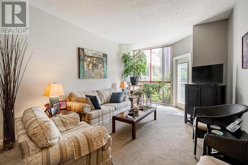 505 220 Eleventh Street, New Westminster, BC - Indoor Photo Showing Living Room