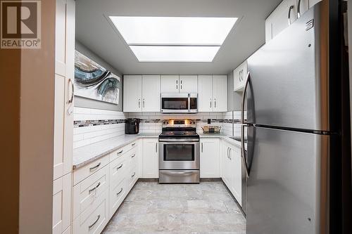 505 220 Eleventh Street, New Westminster, BC - Indoor Photo Showing Kitchen