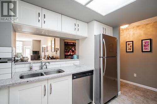 505 220 Eleventh Street, New Westminster, BC - Indoor Photo Showing Kitchen With Double Sink