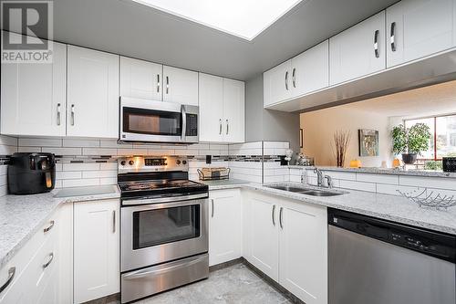 505 220 Eleventh Street, New Westminster, BC - Indoor Photo Showing Kitchen With Double Sink