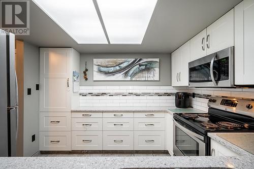 505 220 Eleventh Street, New Westminster, BC - Indoor Photo Showing Kitchen