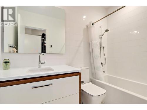 3903 4360 Beresford Street, Burnaby, BC - Indoor Photo Showing Bathroom