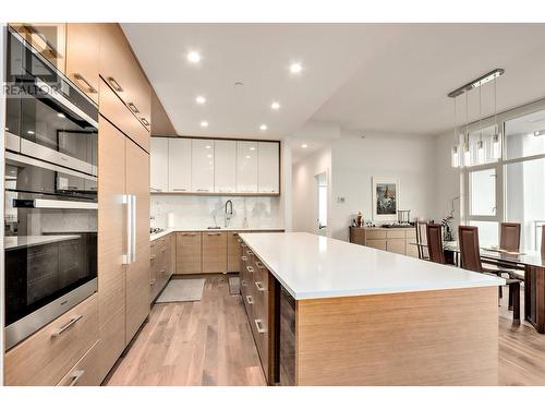 3903 4360 Beresford Street, Burnaby, BC - Indoor Photo Showing Kitchen With Upgraded Kitchen