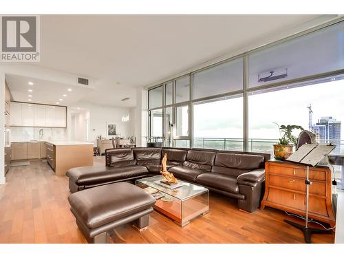 3903 4360 Beresford Street, Burnaby, BC - Indoor Photo Showing Living Room