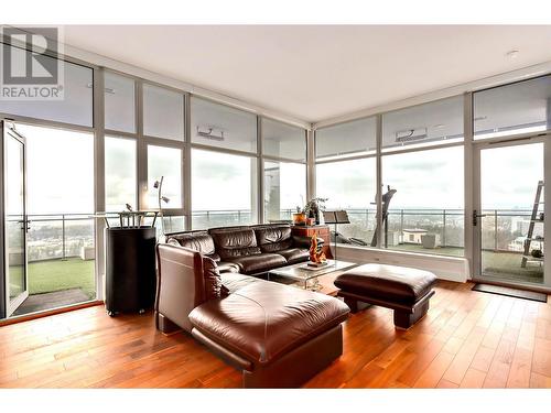 3903 4360 Beresford Street, Burnaby, BC - Indoor Photo Showing Living Room