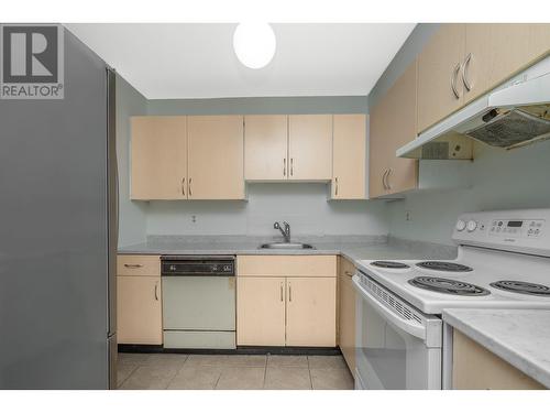 311 615 North Road, Coquitlam, BC - Indoor Photo Showing Kitchen