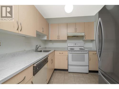 311 615 North Road, Coquitlam, BC - Indoor Photo Showing Kitchen