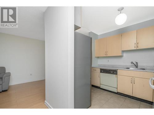 311 615 North Road, Coquitlam, BC - Indoor Photo Showing Kitchen