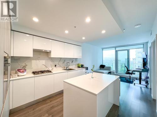 1401 3888 Evergreen Place, Burnaby, BC - Indoor Photo Showing Kitchen With Double Sink