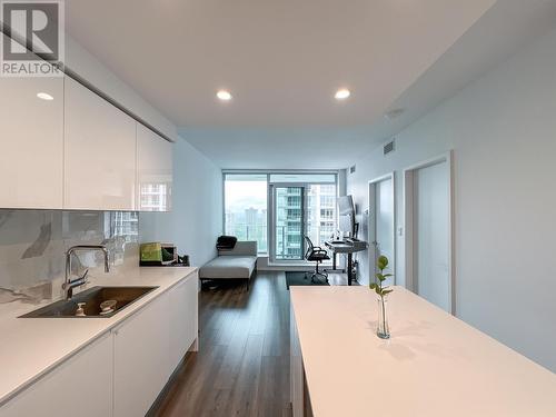 1401 3888 Evergreen Place, Burnaby, BC - Indoor Photo Showing Kitchen