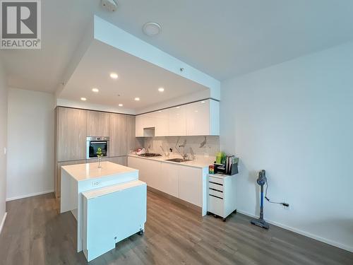 1401 3888 Evergreen Place, Burnaby, BC - Indoor Photo Showing Kitchen