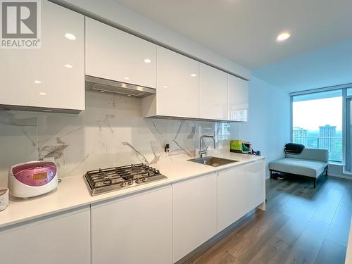 1401 3888 Evergreen Place, Burnaby, BC - Indoor Photo Showing Kitchen