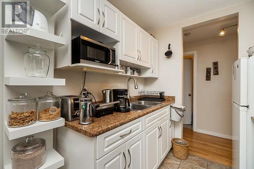 103 135 W 21St Street, North Vancouver, BC - Indoor Photo Showing Kitchen With Double Sink