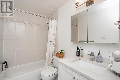 103 135 W 21St Street, North Vancouver, BC - Indoor Photo Showing Bathroom