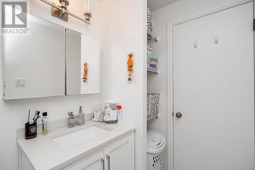 103 135 W 21St Street, North Vancouver, BC - Indoor Photo Showing Bathroom