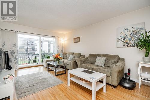 103 135 W 21St Street, North Vancouver, BC - Indoor Photo Showing Living Room