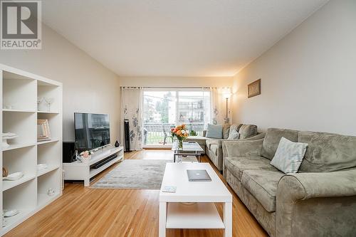 103 135 W 21St Street, North Vancouver, BC - Indoor Photo Showing Living Room