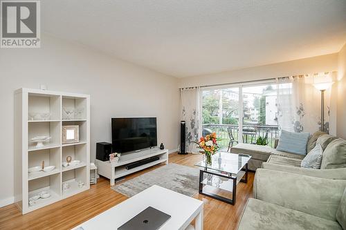 103 135 W 21St Street, North Vancouver, BC - Indoor Photo Showing Living Room