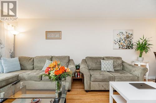 103 135 W 21St Street, North Vancouver, BC - Indoor Photo Showing Living Room