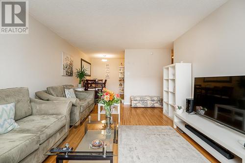 103 135 W 21St Street, North Vancouver, BC - Indoor Photo Showing Living Room