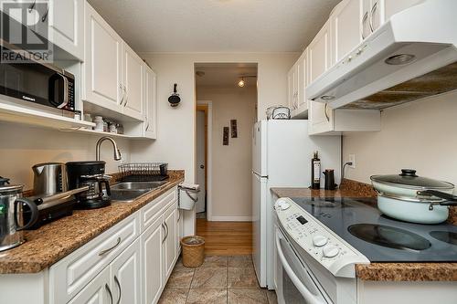 103 135 W 21St Street, North Vancouver, BC - Indoor Photo Showing Kitchen With Double Sink