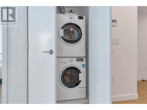 1705 2425 Alpha Avenue, Burnaby, BC - Indoor Photo Showing Laundry Room