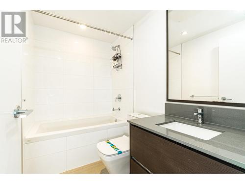 4102 4670 Assembly Way, Burnaby, BC - Indoor Photo Showing Bathroom