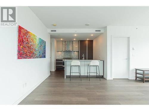 4102 4670 Assembly Way, Burnaby, BC - Indoor Photo Showing Kitchen