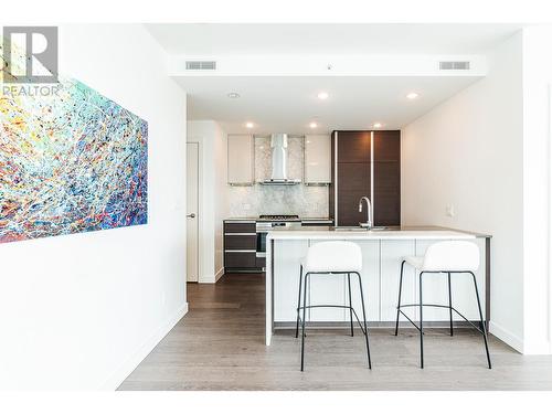 4102 4670 Assembly Way, Burnaby, BC - Indoor Photo Showing Kitchen