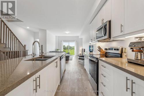 1495 Purchase Place, Innisfil (Lefroy), ON - Indoor Photo Showing Kitchen With Double Sink With Upgraded Kitchen