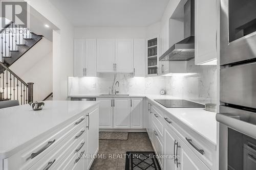 139 Jim Mortson Drive, East Gwillimbury, ON - Indoor Photo Showing Kitchen With Upgraded Kitchen