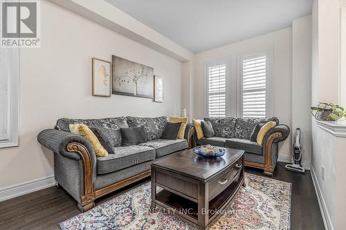 139 Jim Mortson Drive, East Gwillimbury, ON - Indoor Photo Showing Living Room