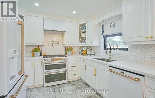 2189 Bader Crescent, Burlington, ON - Indoor Photo Showing Kitchen With Upgraded Kitchen