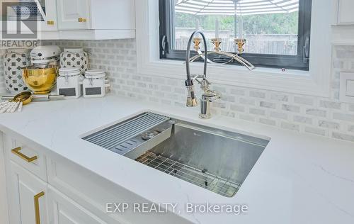 2189 Bader Crescent, Burlington, ON - Indoor Photo Showing Kitchen