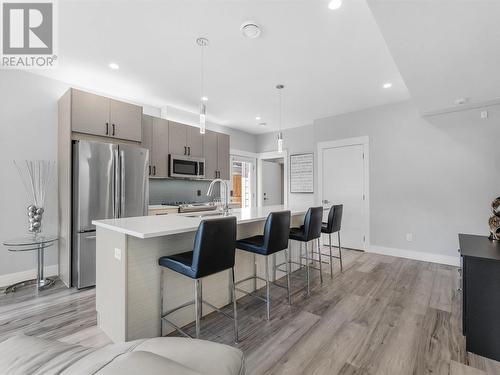 229 Tupman Crescent, Kelowna, BC - Indoor Photo Showing Kitchen With Upgraded Kitchen