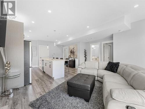 229 Tupman Crescent, Kelowna, BC - Indoor Photo Showing Living Room