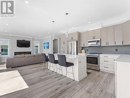 229 Tupman Crescent, Kelowna, BC - Indoor Photo Showing Kitchen With Upgraded Kitchen