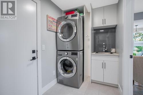 3953 Beachview Drive, West Kelowna, BC - Indoor Photo Showing Laundry Room