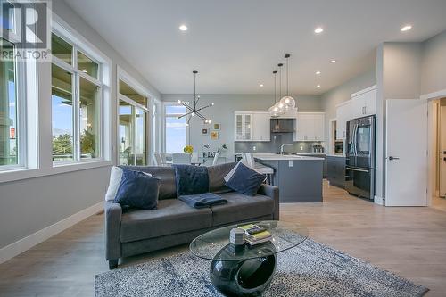 3953 Beachview Drive, West Kelowna, BC - Indoor Photo Showing Living Room