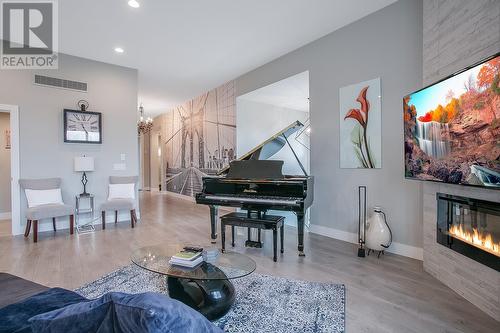 3953 Beachview Drive, West Kelowna, BC - Indoor Photo Showing Living Room With Fireplace