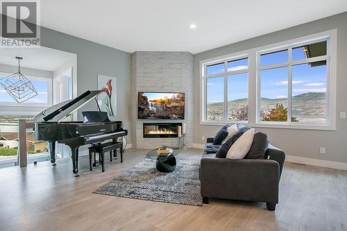 3953 Beachview Drive, West Kelowna, BC - Indoor Photo Showing Living Room