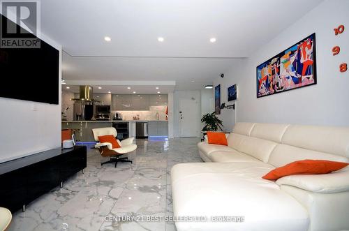 302 - 100 Canyon Avenue, Toronto, ON - Indoor Photo Showing Living Room