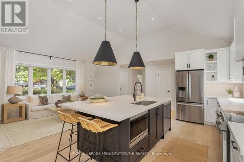 212 Ascot Place, Burlington (Lasalle), ON - Indoor Photo Showing Kitchen With Upgraded Kitchen