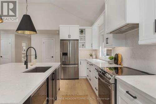 212 Ascot Place, Burlington (Lasalle), ON - Indoor Photo Showing Kitchen With Upgraded Kitchen