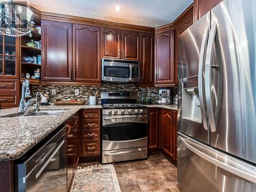 5224 Churchill Meadows Boulevard, Mississauga (Churchill Meadows), ON - Indoor Photo Showing Kitchen With Double Sink