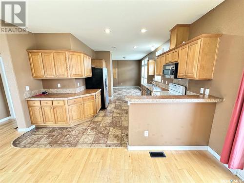 796 Johnston Drive, Weyburn, SK - Indoor Photo Showing Kitchen