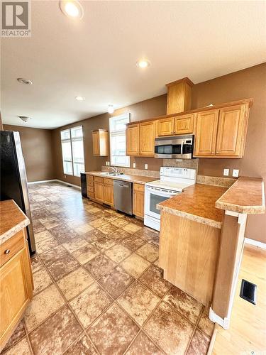 796 Johnston Drive, Weyburn, SK - Indoor Photo Showing Kitchen With Double Sink